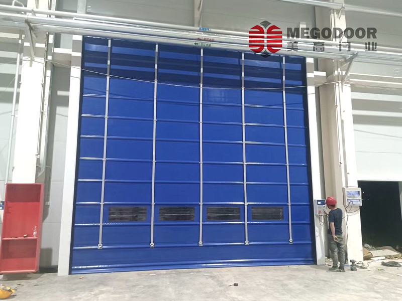 淮安工業(yè)級(jí)抗風(fēng)堆積門：十級(jí)強(qiáng)風(fēng)下的安全守護(hù)者插圖1